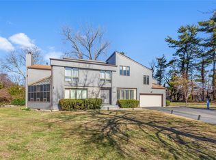 600 Oakridge Ln, Albertson, NY 11507