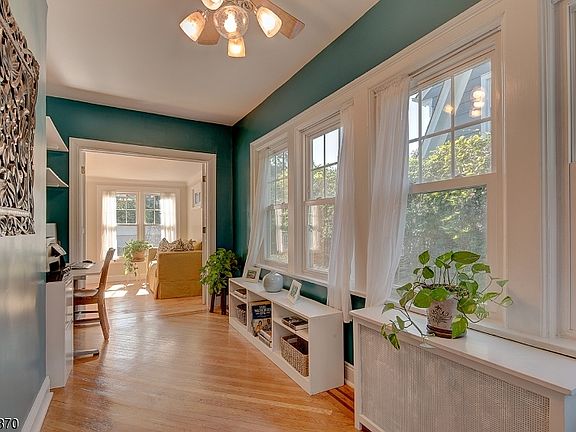 4th image of 386 Irving Ave