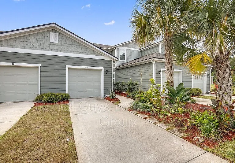 425 Servia Dr — Photo 2