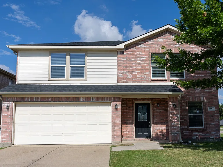 1601 Lionheart Dr — Photo 2