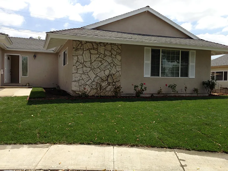 2478 Cambridge Ave — Photo 2