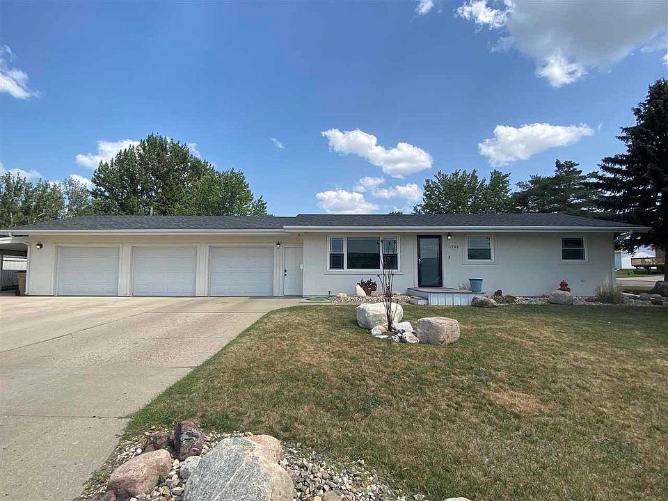 1300 25th Pl Nw Minot Nd 58703 Zillow