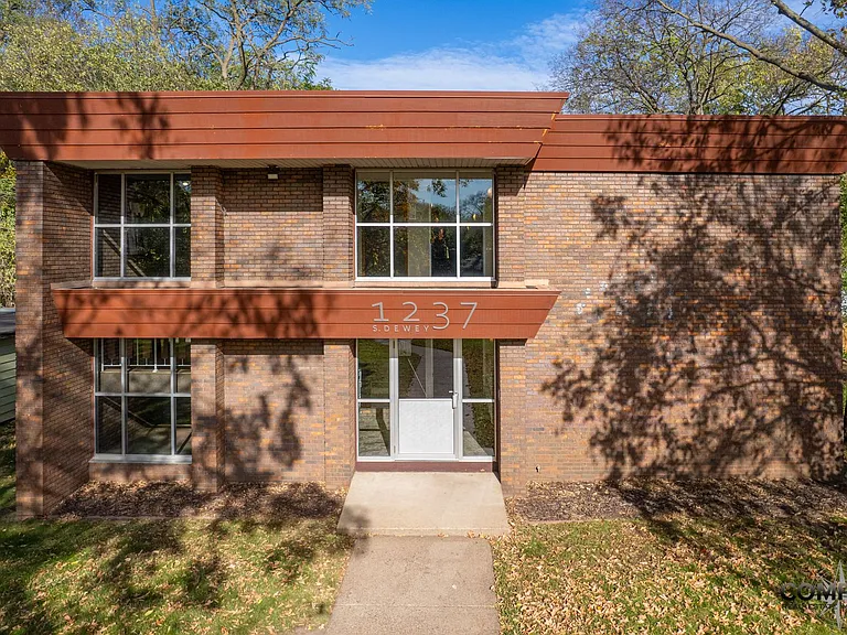 1237 S Dewey St — Photo 1