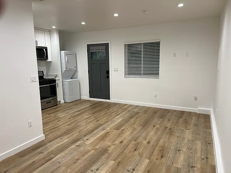 5400 Veloz Ave #5402 — Photo 9