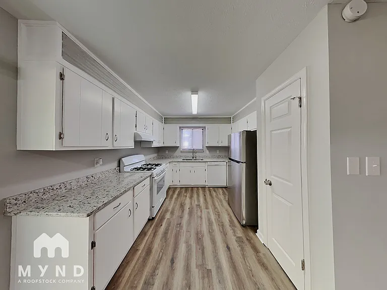 947 Mainstreet Lake Dr — Photo 6