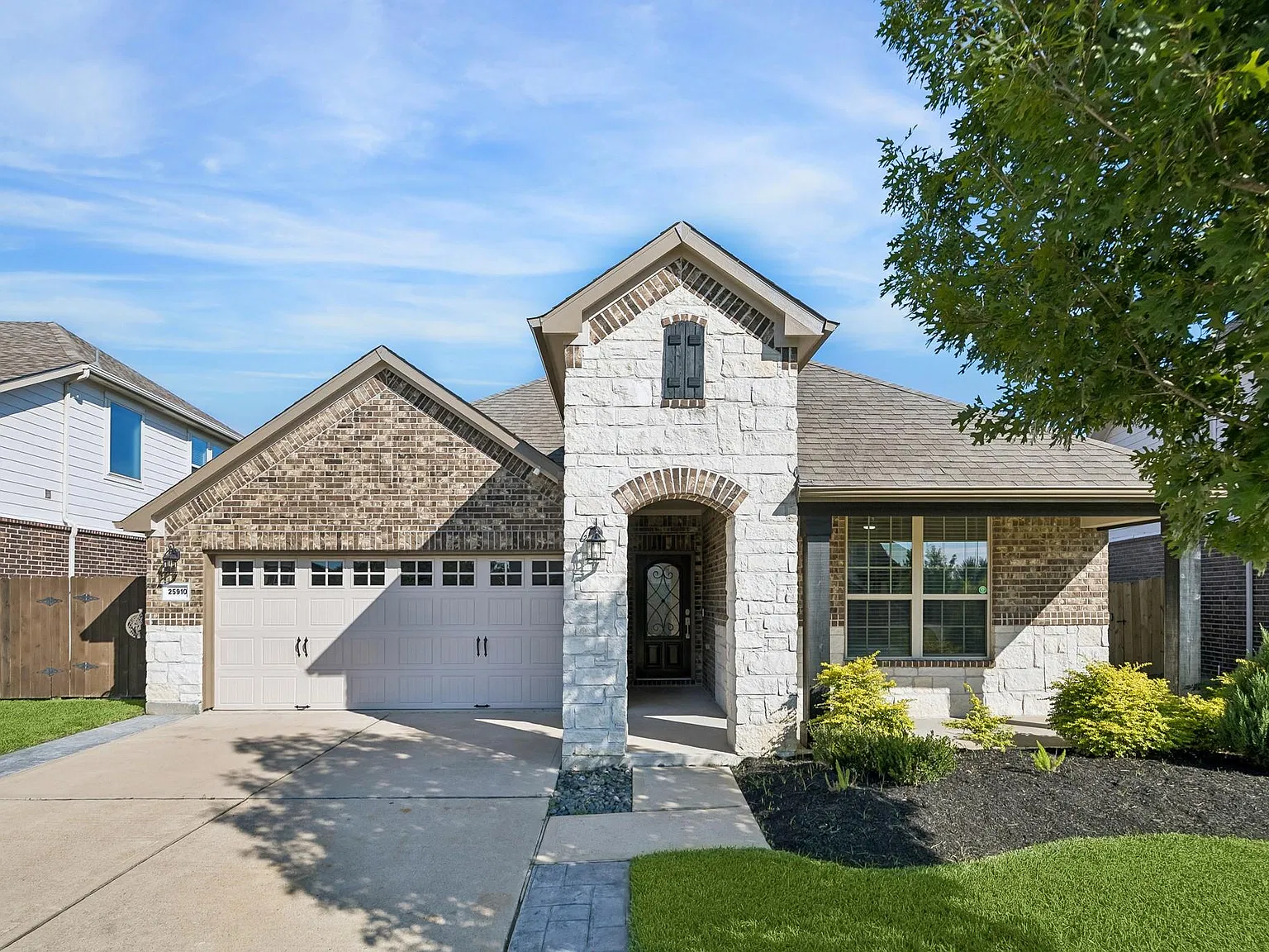 4 bed, 2.0 bath, 1973 sqft, $3,400 — Photo 1