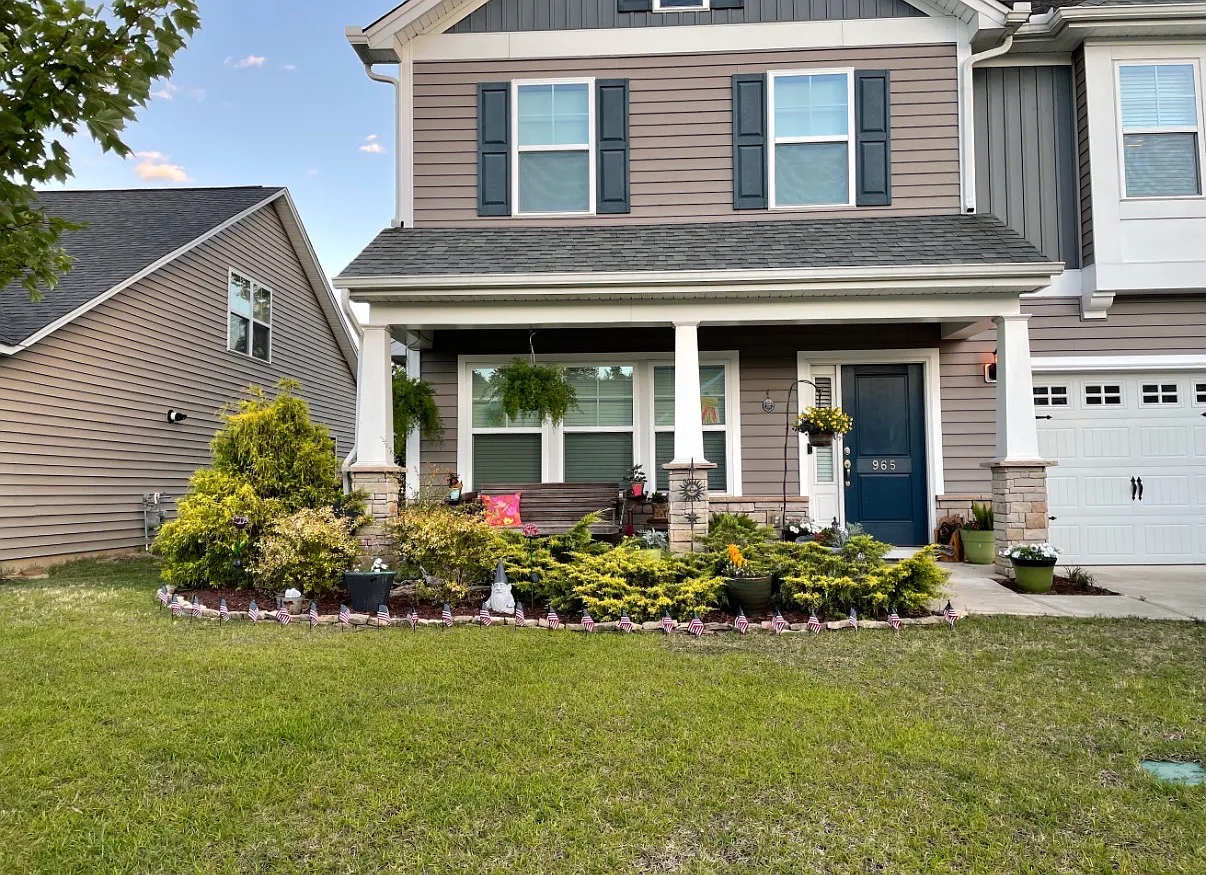 5 bed, 2.5 bath, 2572 sqft, $2,590 — Photo 2