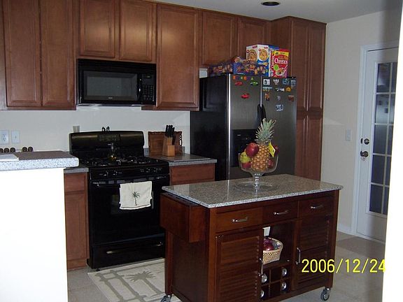 Kitchen with small movable Island