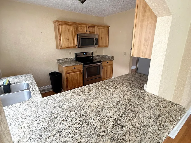 129 Hazelwood Ave — Photo 3