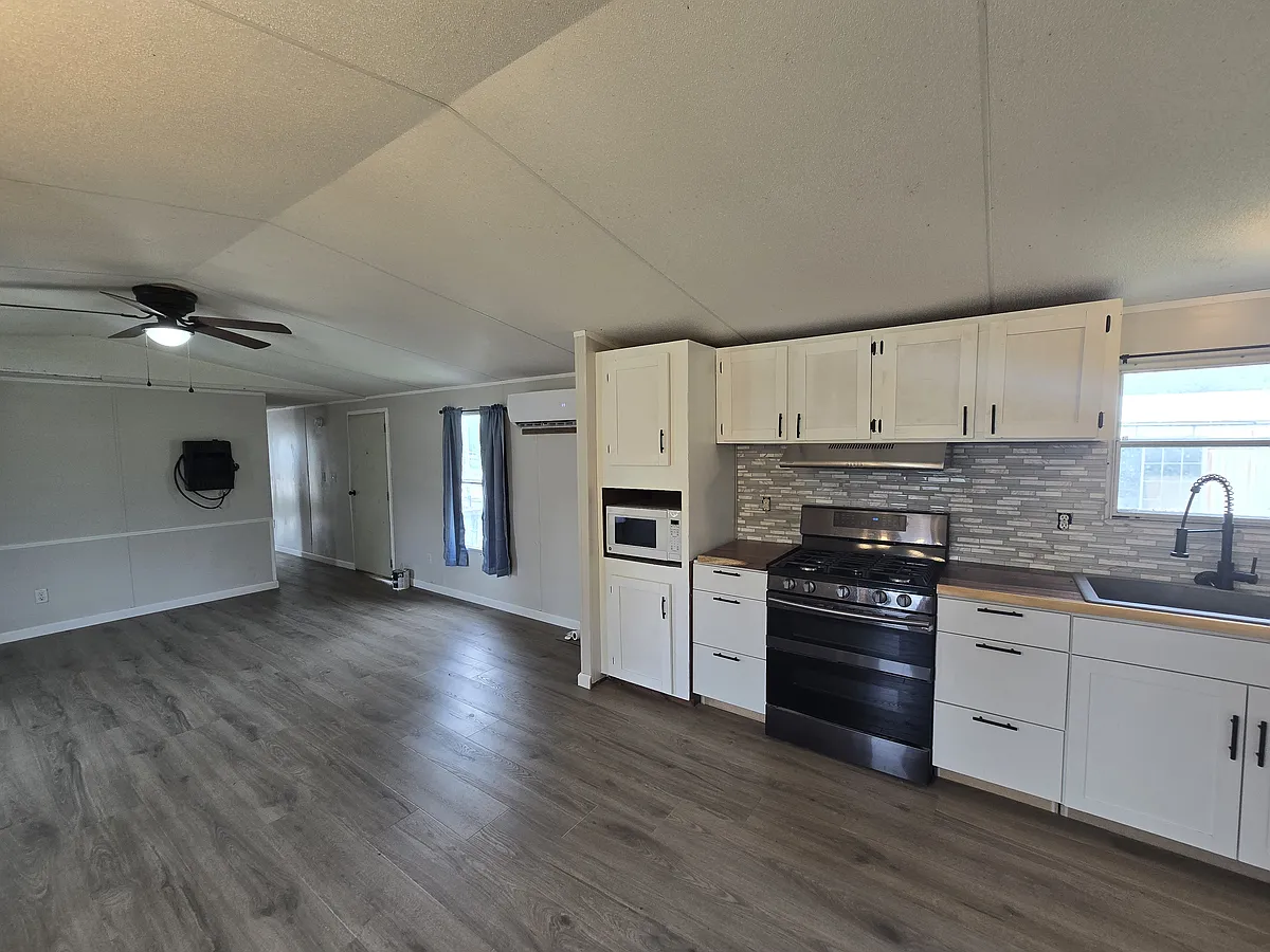 Building Photo - 208 Village Dr