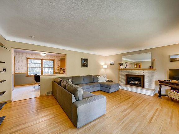 4th image of 807 Sextant Ave W