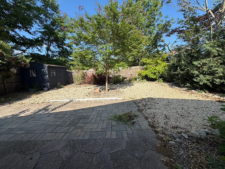 122 Zelus St — Photo 17