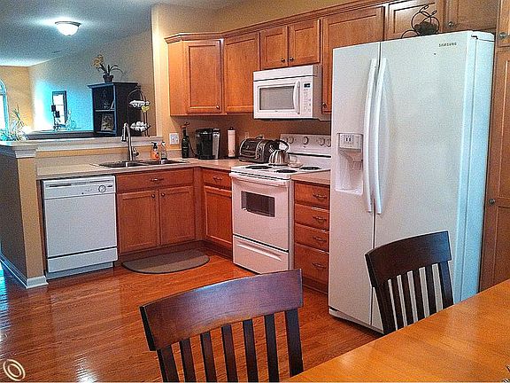5th image of 646 Village Ln #1