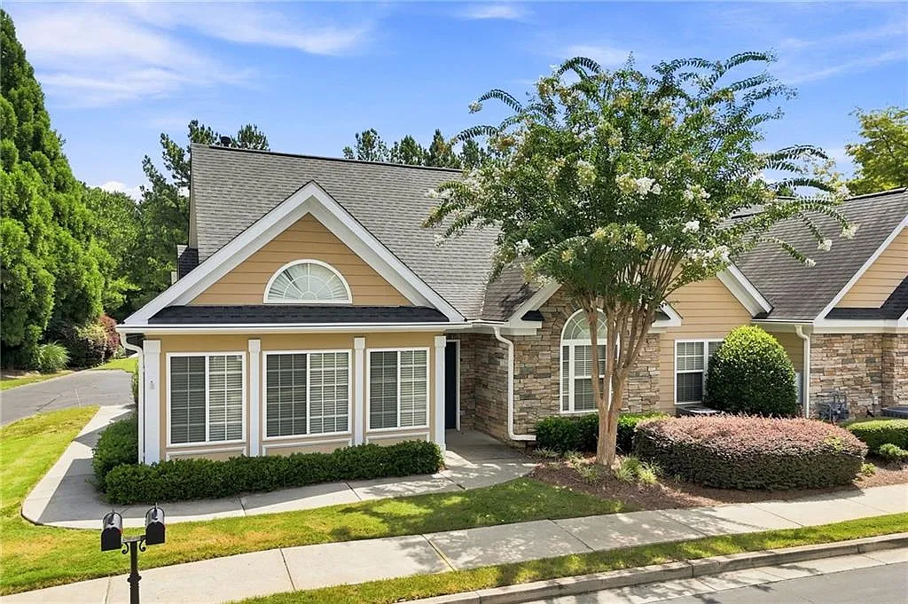 3 bed, 2.0 bath, 1562 sqft, $3,200 — Photo 2