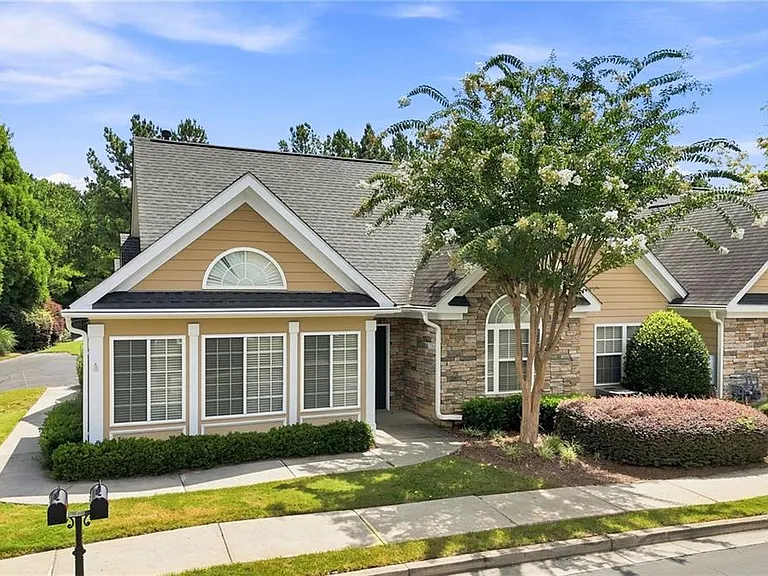 3204 Village Ln — Photo 2