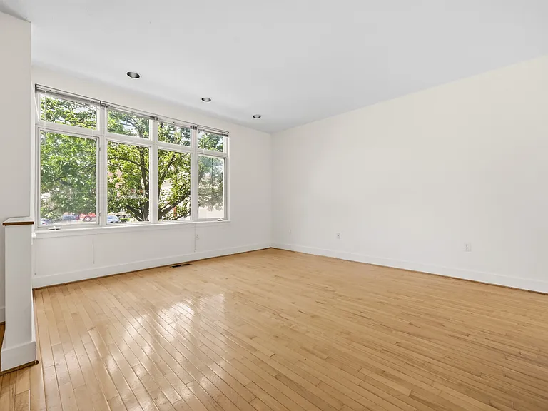 251 Carron St — Photo 4