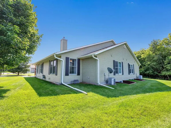 203 Prairie View Ct, Waupaca, WI 54981
