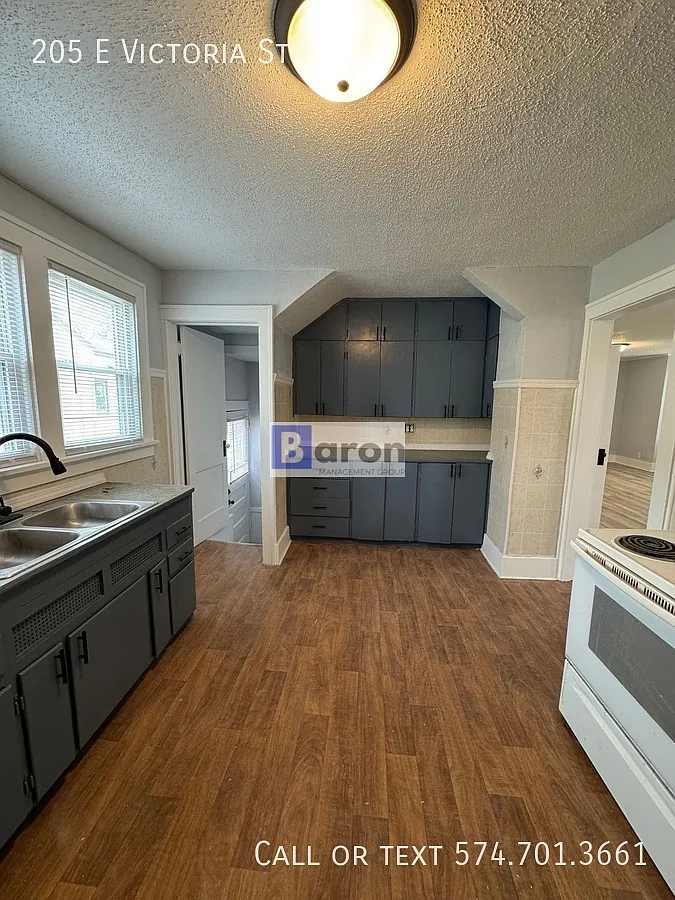 205 E Victoria — Photo 4