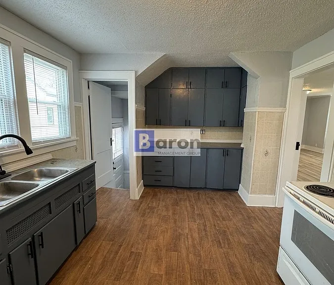 205 E Victoria St — Photo 4