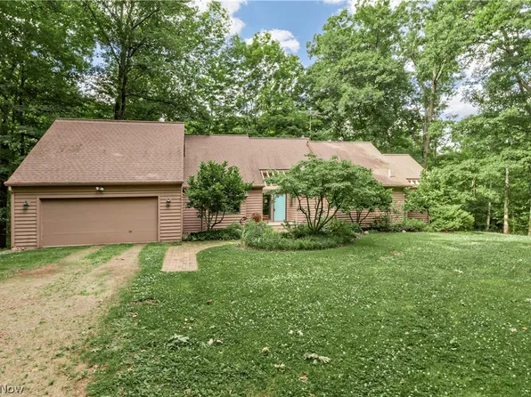 15490 Riddle Rd, Chagrin Falls, OH 44022