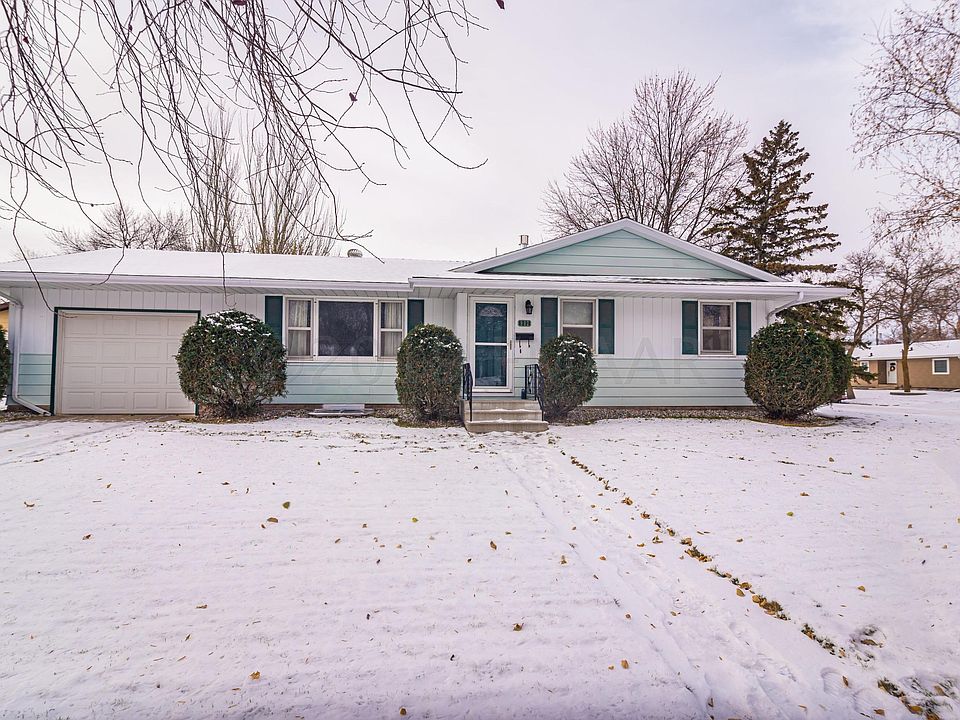 1st image of 902 2nd St E