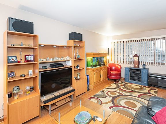 3rd image of 1512 W Diversey Pkwy #B