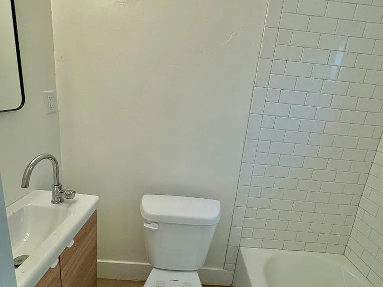 420 W 20th St #3 — Photo 7