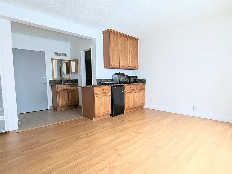 1811 Tamarind Apartments — Photo 7