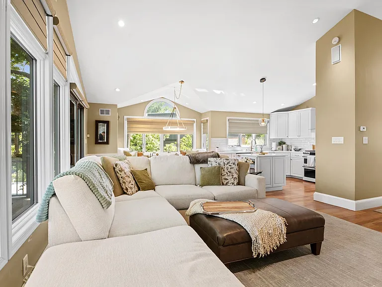 31 Colony Rd — Photo 4