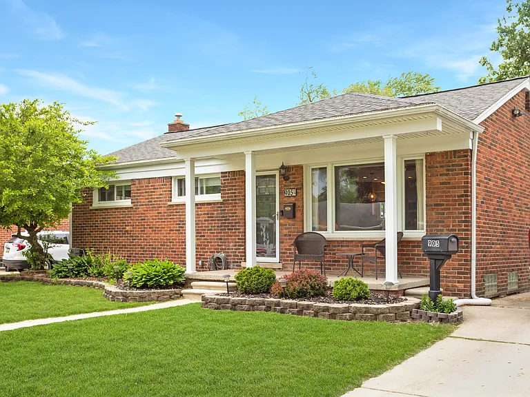 905 Parliament Ave — Photo 2