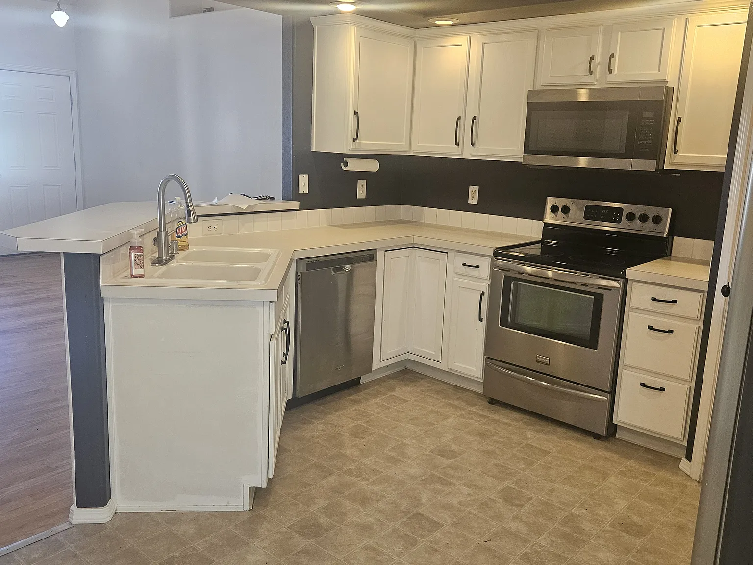 3 bed, 1042 sqft, $1,995 — Photo 4