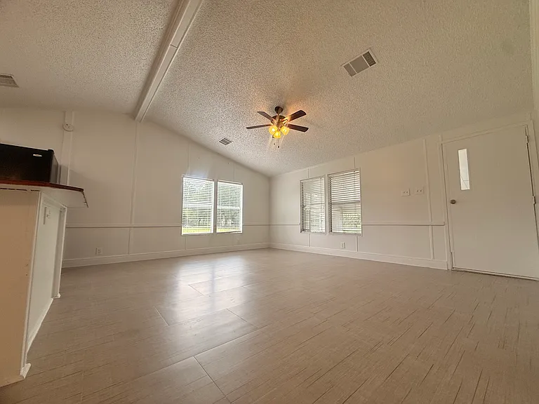 1051 Hawthorn St — Photo 16