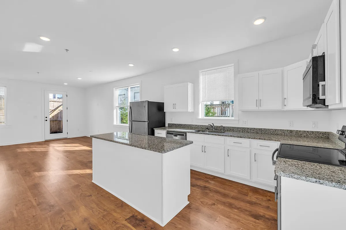 Building Photo - 1502 E 13th St #108