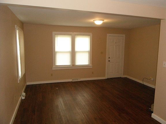 Living Room 16'x11'
