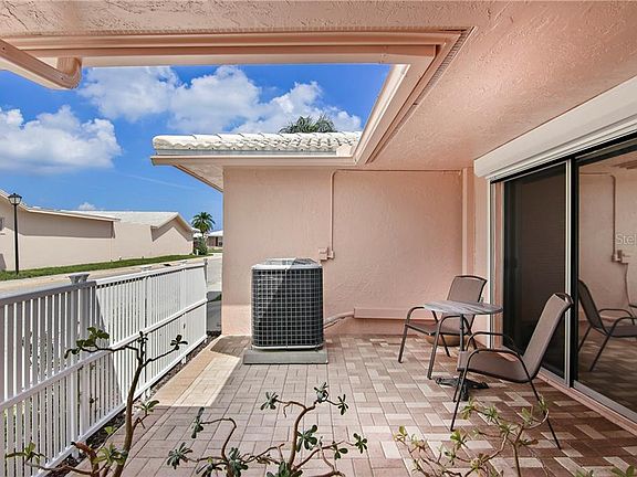 2nd image of 10467 Larchmont Pl