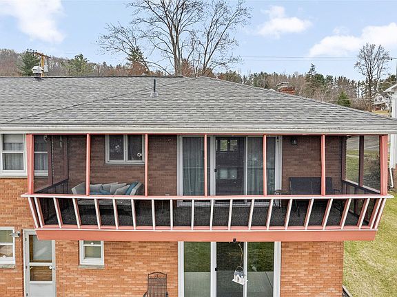 3rd image of 712 Redwood Ln