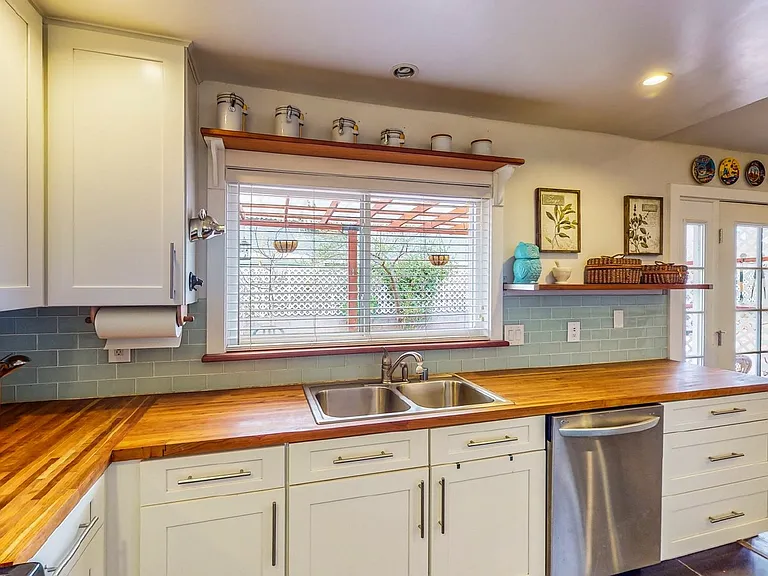6543 Peachtree Ln — Photo 16