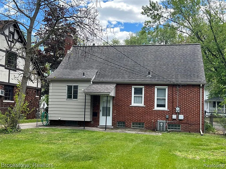 310 Albany St — Photo 4