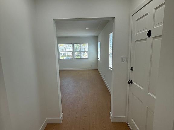 2nd image of 958 W Glenoaks Blvd #958