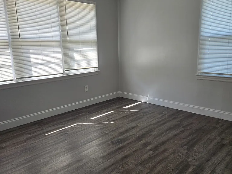 912 Robinhood Trl — Photo 5