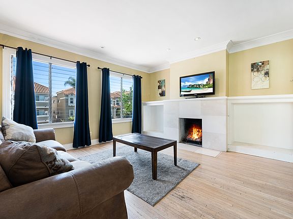 2nd image of 927 N Croft Ave #927