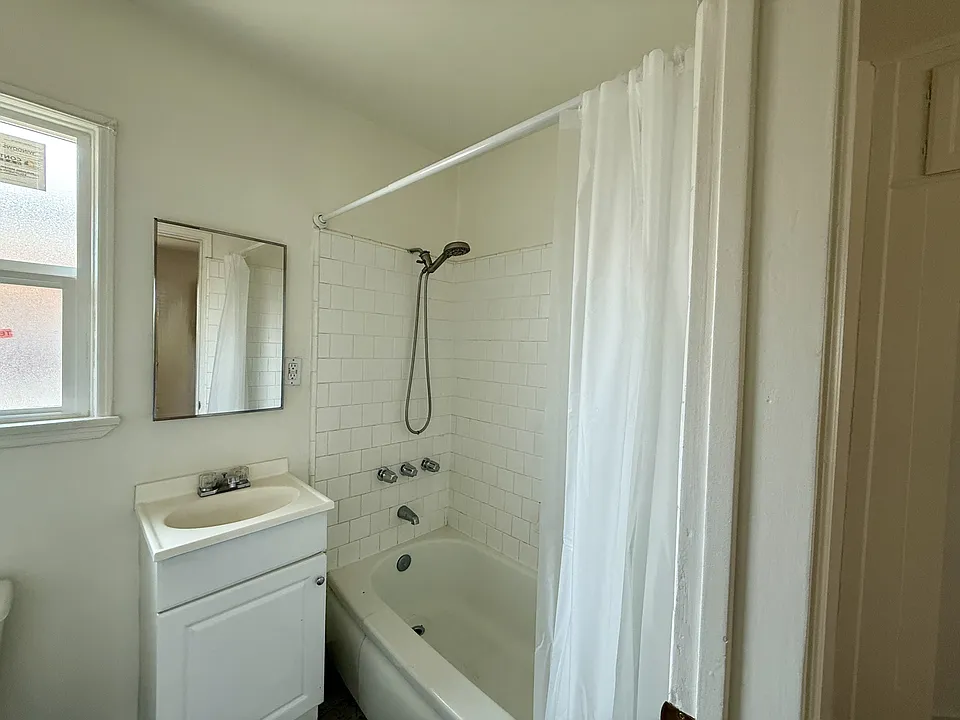 Unit 2 Bathroom / Unidad 2 Bano