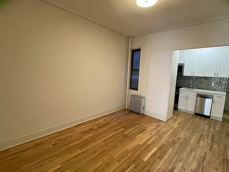 315 W 54th St #12 — Photo 8
