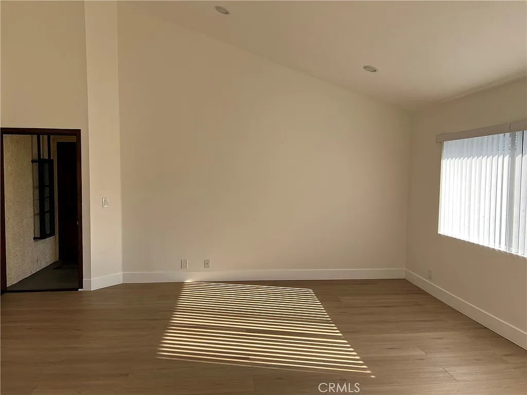 Building Photo - 396 W Dryden St #201