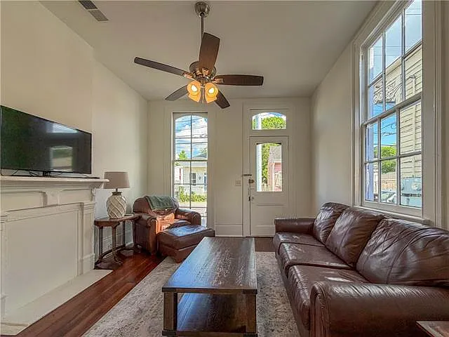 3319 Laurel St — Photo 3