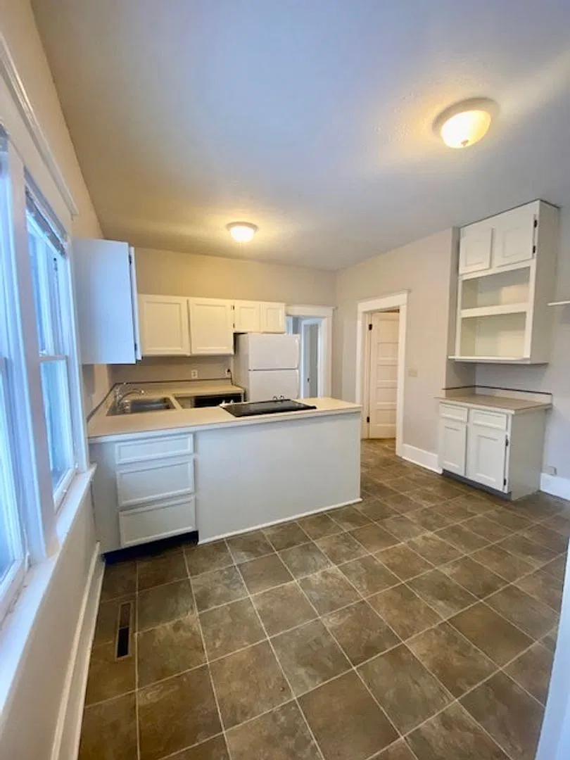 Cute Home with a detached garage — Photo 4