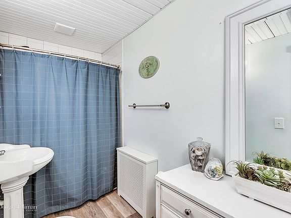 5th image of 32 Aldrich St