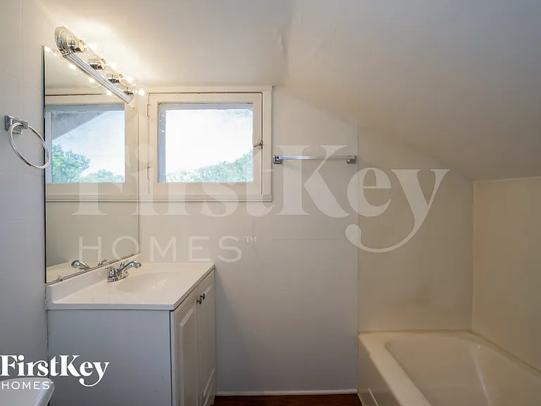 1217 Hickory St — Photo 9