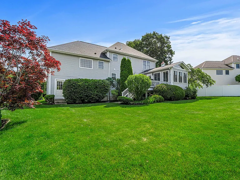 5 Dorothy E Lucey Dr — Photo 2