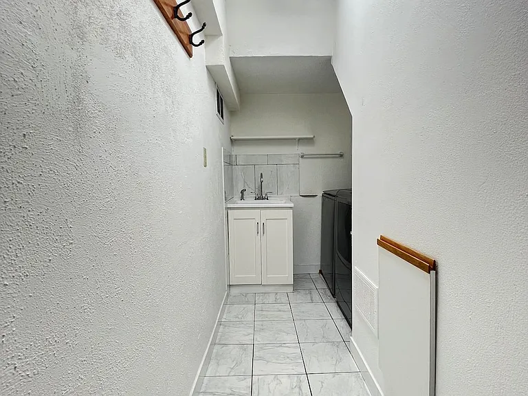 94 Bremen Ln #BASEMENT — Photo 10